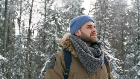 Porträt-von-Happy-Tourist-im-Winterwald