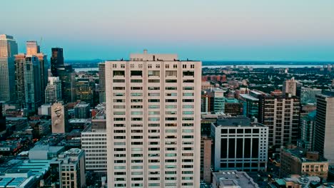 Areal-Drone-Aufnahmen-von-Montreal-Kanada-bei-Sonnenuntergang