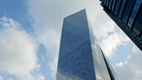 Timelapse-of-modern-glass-skyscraper-in-Tel-Aviv,-Israel-with-cloud-relfections