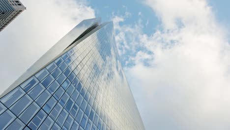 Timelapse-of-modern-glass-skyscraper-in-Tel-Aviv,-Israel-with-cloud-relfections