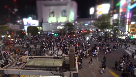 Personas-de-la-cámara-lenta-en-el-cruce-de-Shibuya-en-Tokio,-Japón-de-noche