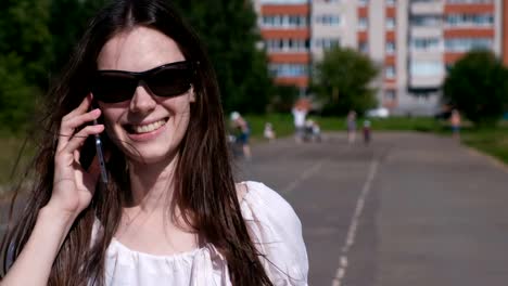 Junge-Frau-im-Gespräch-Handy-laufen-im-Stadion.