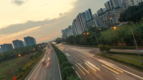 Zeitraffer-Clip-von-City-Car-Traffic-entlang-Autobahn-Straße-umgeben-von-high-Rise-Wohnungen,-Singapur