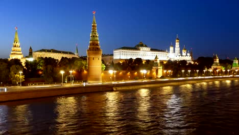 Nacht-Hyperlapse-der-Moskauer-Kreml-und-Moskwa-Fluss-mit-Kreuzfahrtschiffen,-Russland