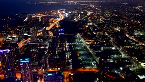 Zeitraffer-von-Autos,-Zügen-und-Flugzeugen-in-der-Nacht-in-Toronto,-Kanada