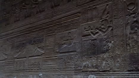 Dendera-Tempel-oder-Tempel-der-Hathor.-Ägypten.-Dendera,-Denderah,-ist-eine-kleine-Stadt-in-Ägypten.-Dendera-Tempel-Komplex,-eine-der-besterhaltenen-Tempelanlagen-aus-alten-Oberägypten.