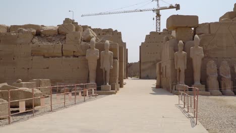 Karnak-Tempel-in-Luxor,-Ägypten.-Der-Karnak-Tempelkomplex,-allgemein-bekannt-als-Karnak,-umfasst-eine-breite-Mischung-aus-verfallenen-Tempel,-Kapellen,-Pylone-und-andere-Gebäude-in-Ägypten.