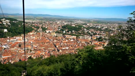 Seilbahn-von-Tampa-Berg-enthüllt-Stadt-Brasov-in-Rumänien