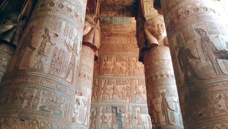 Hermoso-interior-del-templo-de-Dendera-o-el-templo-de-Hathor.-Antiguo-templo-egipcio-de-Dendera,-Egipto-cerca-de-la-ciudad-de-Ken