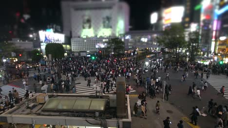 Personas-de-la-cámara-lenta-en-el-cruce-de-Shibuya-en-Tokio,-Japón-de-noche