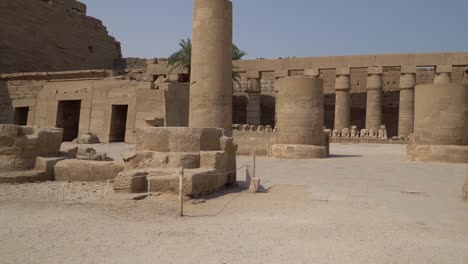 Karnak-Tempel-in-Luxor,-Ägypten.-Der-Karnak-Tempelkomplex,-allgemein-bekannt-als-Karnak,-umfasst-eine-breite-Mischung-aus-verfallenen-Tempel,-Kapellen,-Pylone-und-andere-Gebäude-in-Ägypten.