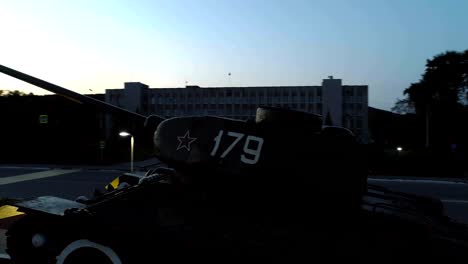 T-34-sowjetische-Armee-Medium-Battle-Tank-Denkmal-in-der-Nacht