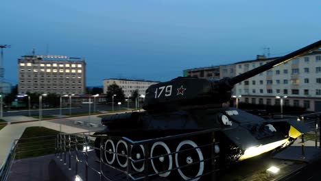 T-34-Soviética-ejército-mediano-batalla-tanque-de-monumento-por-la-noche