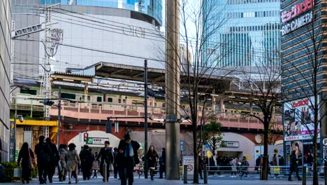 Lapso-de-tiempo-de-4-K:-la-muchedumbre-de-gente-en-Tokio-en-la-mañana