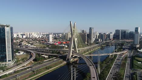 Puente-se-quedó-en-Sao-Paulo,-Brasil.