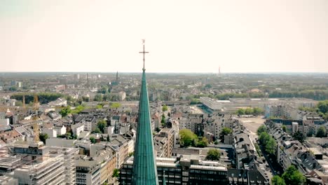 Vista-aérea-drone.-Alemania-Dusseldorf-Iglesia-San-Pedro.-Panorama-de-dusseldorf