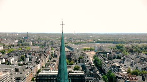 Vista-aérea-drone.-Alemania-Dusseldorf-Iglesia-San-Pedro.-Panorama-de-dusseldorf