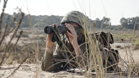 Israelischer-Soldat-mit-seinem-Fernglas-vor-Ort-Feinde