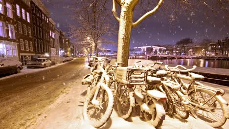 Nevando-en-Amsterdam-Países-Bajos-en-la-noche