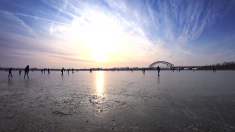 Menschen-Eislaufen-auf-einem-zugefrorenen-See-neben-dem-Fluss-IJssel-in-den-Niederlanden