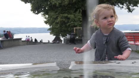 Kind-vor-Wasser-Brunnen-in-Rapperswil-Schweiz