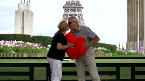 Senior-pareja-besándose-delante-de-Eiffel-torre-en-4-k-lenta-60fps