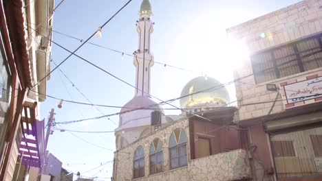 Große-islamische-Moschee-mit-goldenen-Türmchen-in-einer-islamischen-Stadt-in-Israel