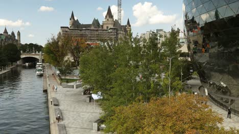 Canal-de-Rideau-por-Parliament-Hill-en-Ottawa,-Ontario-Canadá