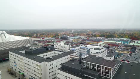 Der-Blick-über-die-Dächer-der-Häuser-auf-dem-Dorfplatz