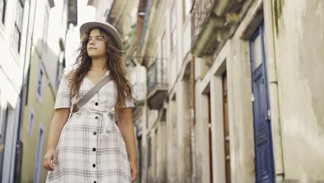 Hübsches-Mädchen-auf-typischen-portugiesischen-Straße