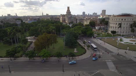 Por-encima-de-la-vista-en-los-coches-americanos-clásicos-girando-en-la-calle-junto-al-Capitolio,-la-Habana,-Cuba