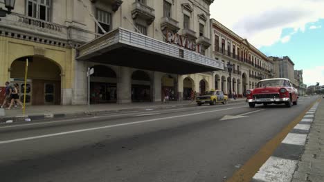 Vintage-cubano-los-coches-viejo-clásico-americano-1950-en-la-calle-ciudad-de-la-Habana,-Cuba.