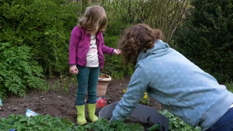 Mutter-und-Tochter-Ausgraben-der-Kartoffeln-im-Garten