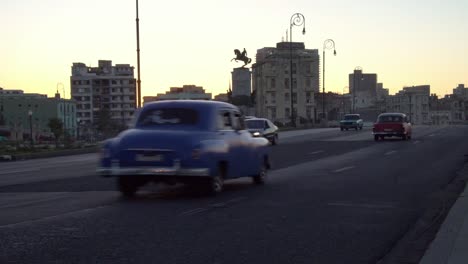 legendären-50er-Jahre-amerikanische-Oldtimer-Taxi-auf-Straße-von-Alt-Havanna,-Kuba.