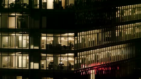 Establecimiento-de-Exterior-de-4K-la-foto-de-un-edificio-de-oficinas-moderno-en-la-noche.