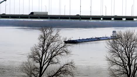 Escena-de-la-barcaza-del-río-Mississippi-por-Memphis,-Tennessee