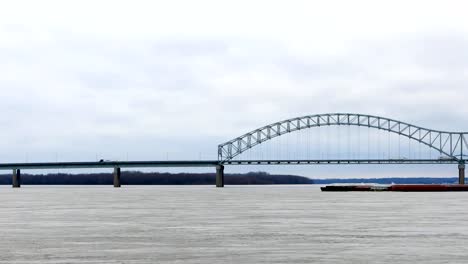 Timelapse-de-barcazas-fluviales-en-el-río-Mississippi-en-Memphis,-Tennessee