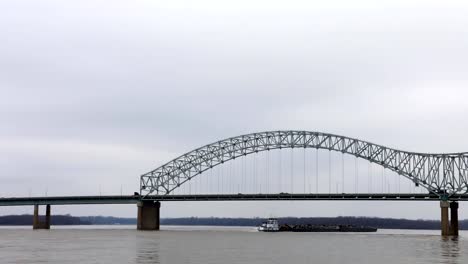 Timelapse-Mississippi-River-barge-by-Memphis,-TN