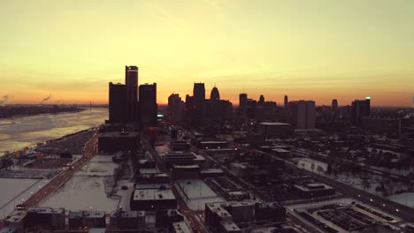 Vista-aérea-del-centro-de-Detroit-panorama-invernal-al-atardecer