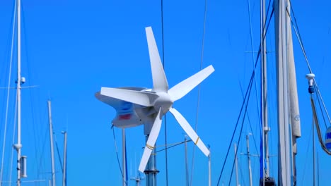 Windgenerator,-der-Strom-produziert,-um-die-Batterien-der-Yacht-aufzuladen