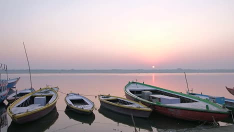 Varanasi,-am-Ufer-von-Ganga,-ist-die-spirituelle-Hauptstadt-Indiens-für-Hindus