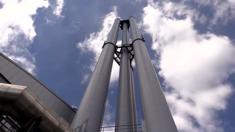 Tuberías-de-la-fábrica-de-Hamburgo-contra-el-cielo