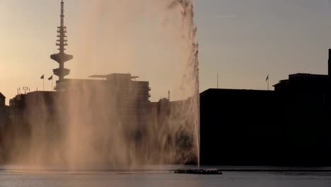 Brunnen-am-Teich-im-Sonnenlicht-in-Hamburg