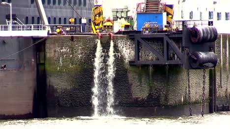 Abwasser-fließt-in-river-in-Hamburg