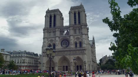 total-de-toma-de-iglesia-de-Notre-Dame,-vista-frontal,-bell-Tower