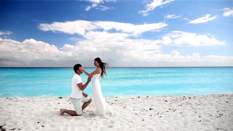 Joven-hermosa-de-recién-casados-hacer-promesas-de-fidelidad-respecto-en-la-playa