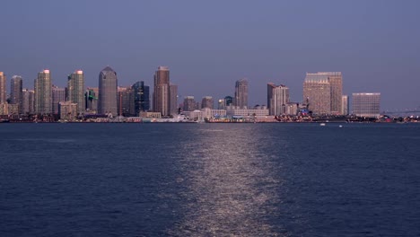 Horizonte-de-la-ciudad-de-San-Diego,-lapso-de-tiempo-del-atardecer