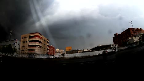 lightnings-und-guillaume-Wolken-und-schwere-Regen-über-road