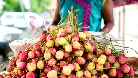 Verkauf-lychees-auf-Straße-in-mauritius