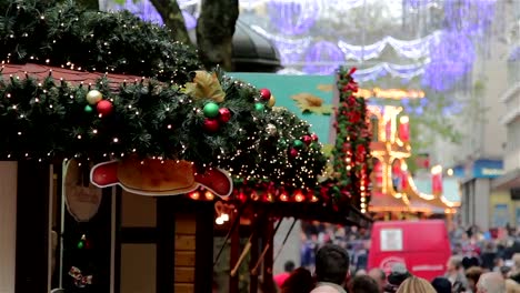 Zieh-durch-Funkelndes-Weihnachten-Lichter,-große-Menschenmenge-deutschen-Weihnachtsmarkt